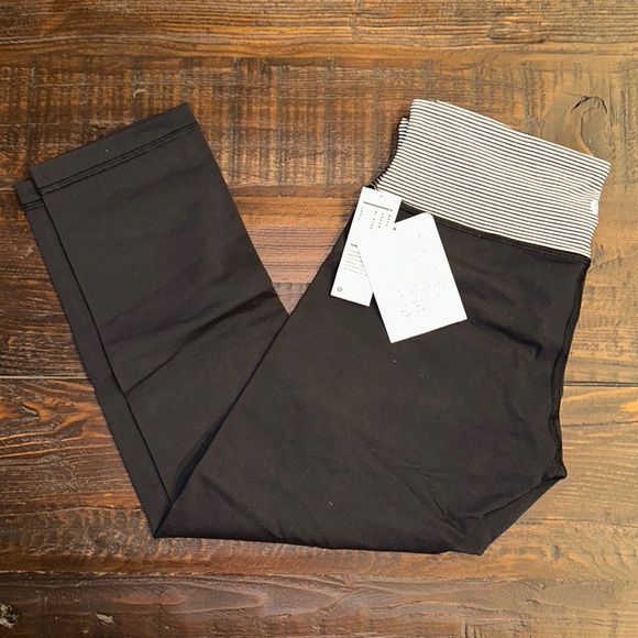 Lululemon Wonder Under Crop III - Picture 1 of 4